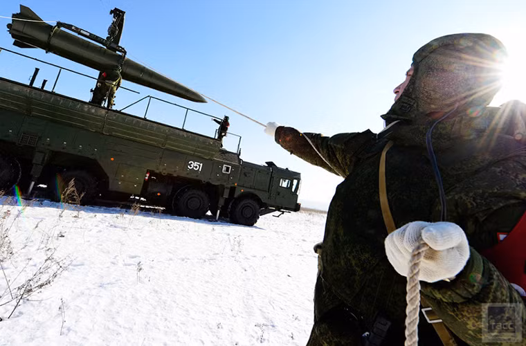 Nhằm đáp ứng yêu cầu tác chiến dành cho một tổ hợp tên lửa đạn đạo Iskander-M có thể hoạt động ở mọi điều kiện thời tiết khác nhau từ -50 ° C đến 50 ° C và mỗi quả đạn tên lửa có niên hạn sử dụng lên tới 10 năm. Nguồn ảnh: TASS.