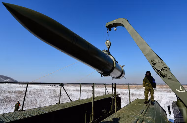 Bên cạnh quỹ đạo bay phức tạp, điều giúp Iskander-M khó có thể bị đánh chặn chính là tốc độ bay siêu thanh của nó lên đến Mach 7 (tương đương 7.700km/h) ở độ cao 50.000m, với độ sai lệch so với mục tiêu ban đầu chỉ từ 5-7m. Nguồn ảnh: TASS.