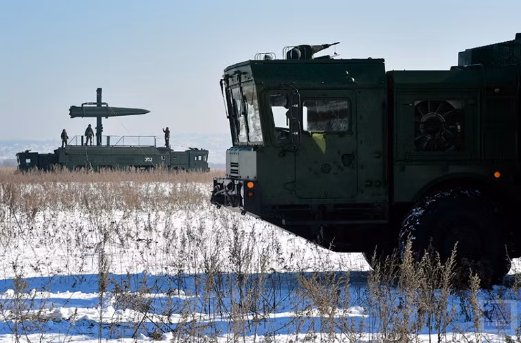 Theo Bộ Quốc phòng Nga cho biết, một khi được triển khai, Iskander-M hầu như không thể bị đánh chặn bởi các hệ thống phòng thủ tên lửa hiện có trên thế giới và khả năng tấn công của nó tương tự như tổ hợp tên lửa đạn đạo chiến lược Topol-M đang được Quân đội Nga sử dụng. Nguồn ảnh: TASS.