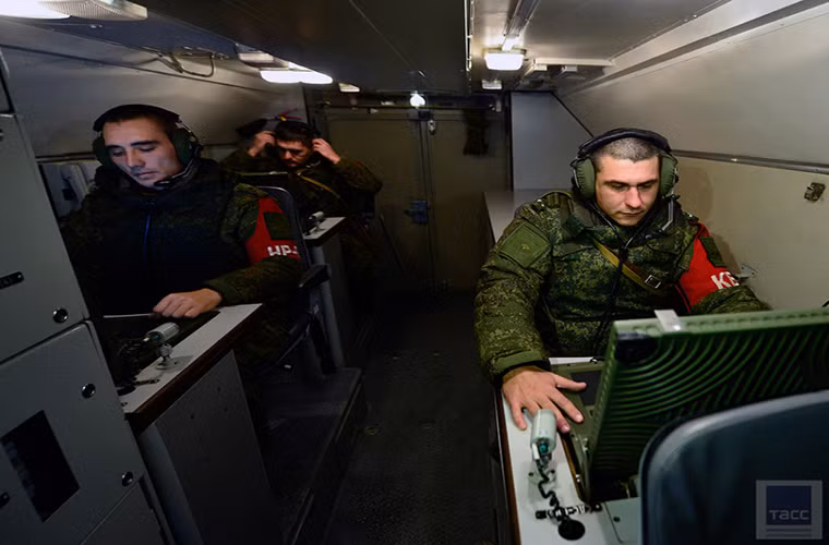 Cận cảnh bên trong trung tâm chỉ huy di động của một tổ Iskander-M. Nguồn ảnh: TASS.