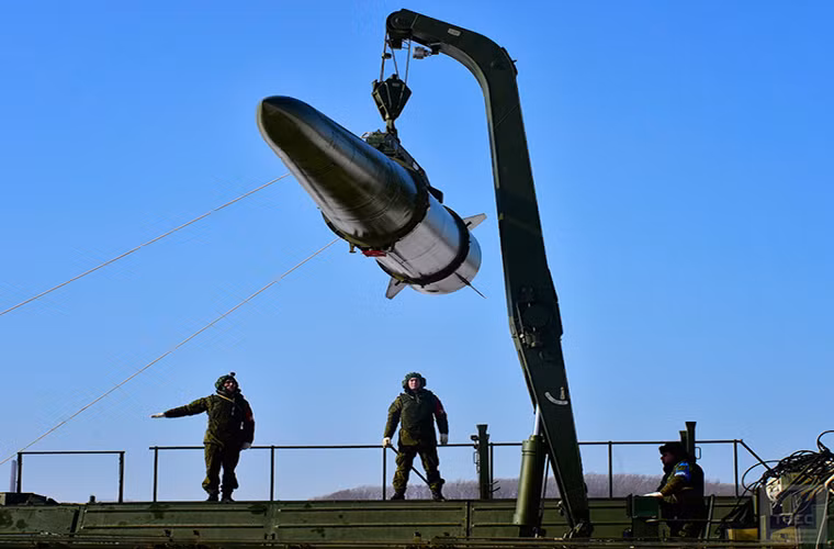 Quá trình tái nạp đạn cho Iskander-M cần tới ít nhất 7 binh sĩ và kéo dài gần 30 phút. Nguồn ảnh: TASS.