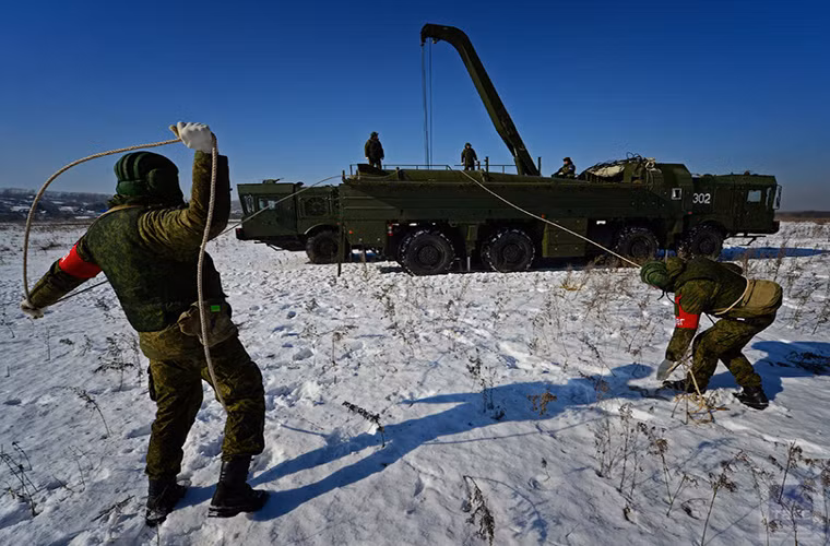 Hình ảnh các binh sĩ Nga huấn luyện tái nạp đạn tên lửa cho Iskander-M tại Ussuri. Nguồn ảnh: TASS.
