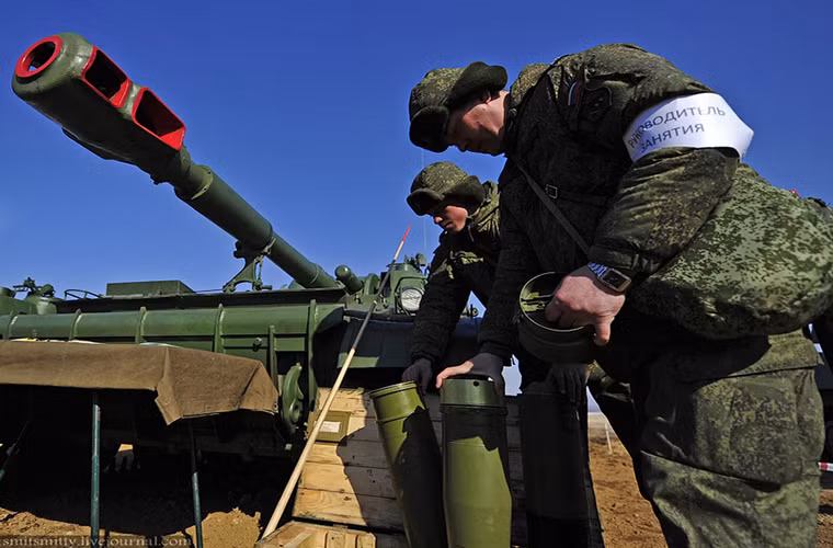 Cùng English Russia chiêm ngưỡng dàn pháo binh thuộc Quân khu phía Đông Nga diễn tập bắn đạn thật trong đêm với sự tham gia của hơn 2.000 binh sĩ đến từ nhiều đơn vị pháo binh khác nhau. Trong đợt diễn tập lần này còn có sự tham gia của các tổ hợp pháo phản lực Tornado-G - biến thể hiện đại hóa của huyền thoại BM-21. Nguồn ảnh: English Russia.