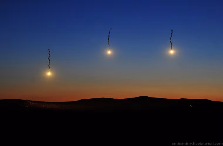 Ngay khi có tín hiệu “khai hỏa” toàn bộ trận địa pháo tham gia diễn tập đồng loạt khai hỏa vào các mục tiêu giả định. Nguồn ảnh: English Russia.