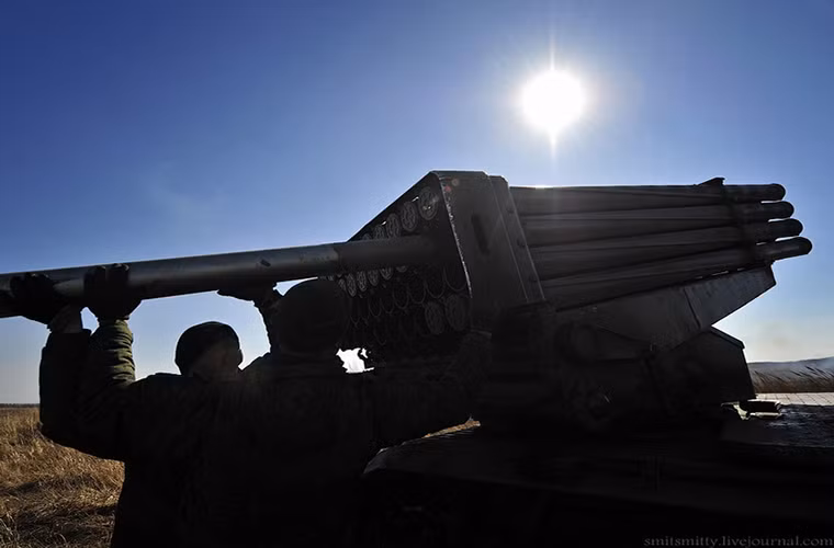 Pháo phản lực Tornado-G được thiết kế để tấn công các đơn bị bộ binh, xe bọc thép, khẩu đội pháo cối hoặc các trận địa phòng thủ của đối phương trên mọi địa hình, nó có tầm bắn từ 40-100km với sức mạnh hỏa lực vẫn tương tự như trên Grad. Nguồn ảnh: English Russia.