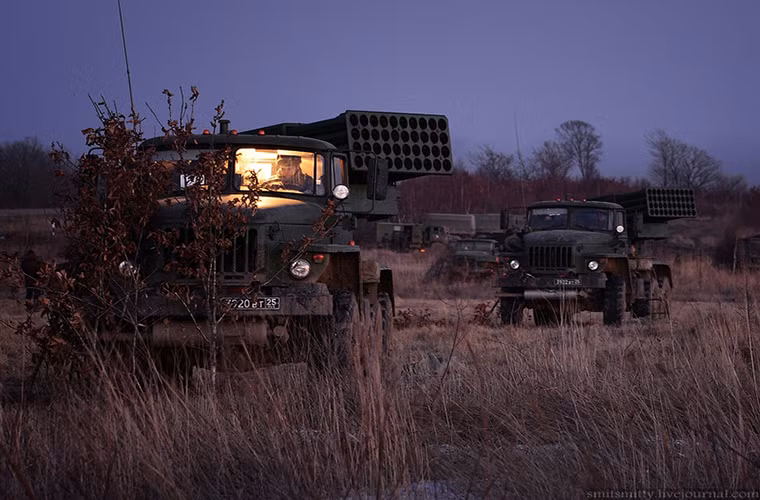 Khi màn đêm buông xuống cũng là lúc những tổ hợp Tornado-G sẵn sàng đợi lệnh khai hỏa. Nguồn ảnh: English Russia.