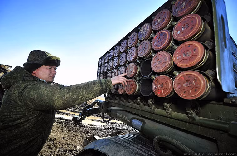 Hệ thống điều khiển hỏa lực trên Tornado-G cũng có sự nâng cấp đáng kể so với Grad với hệ thống điều khiển, trinh sát, bắt bám mục tiêu kỹ thuật số được tích hợp trên mỗi tổ hợp. Bên cạnh đó đạn rocket của Tornado-G cũng được trang bị các đầu dẫn hồng ngoại hoặc dẫn đường bằng hệ thống định vị Glonass giúp cải thiện đáng kể độ chính xác trong mỗi phát bắn. Nguồn ảnh: English Russia.