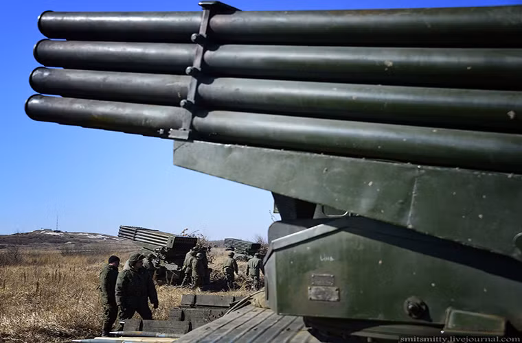 Trong thử nghiệm, Tornado-G được đánh giá có hiệu quả tác chiến gấp ba lần so với những người tiền nhiệm của nó, mặc dù chỉ mới được giới thiệu vào năm 2012, nhưng đến năm 2013 tổ hợp pháo phản lực này đã được Quân đội Nga đưa vào trang bị và triển khai tại các Quân khu hay vị trị chiến lược. Nguồn ảnh: English Russia.