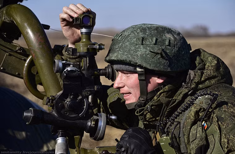 Hình ảnh một sĩ quan pháo binh Nga canh chỉnh lại tổ hợp Tornado-G của mình trước giờ khai hỏa. Nguồn ảnh: English Russia.