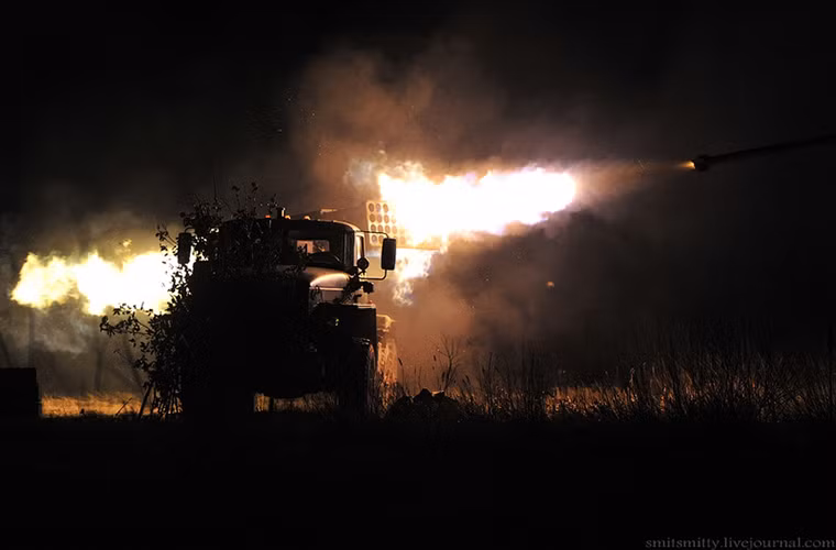 Tornado-G có thể khai hỏa đồng thời hết 40 quả đạn rocket 122mm của mình chỉ trong 20 giây và chỉ mất khoảng 10 phút để tái nạp đạn cho một loạt bắn mới kể cả khi nạp đạn bằng tay với điều kiện đạn rocket đã được chuẩn bị từ trước. Nguồn ảnh: English Russia.