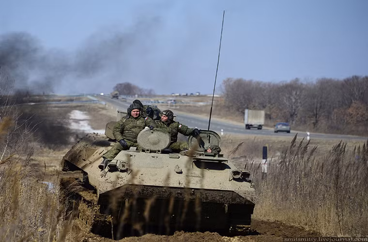 Trong khi đó, trung tâm chỉ huy diễn tập được đặt khá xa trận địa pháo và toàn bộ các mệnh lệnh được đưa ra trận địa đều được thực hiện qua hệ thống liên lạc vô tuyến. Trang bị chính trong lần diễn tập bắn đạn thật này gồm có pháo tự hành 2S1 "Gvozdika", 2S3 "Acacia”, 2S5 “Giatsint-S”, 2S19 “Msta-S” và 9A52-4 “Tornado-G”. Nguồn ảnh: English Russia.