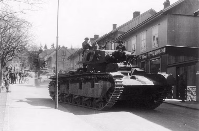 Đến năm 1936, Neubaufahrzeug chỉ mới được chế tạo khoảng 5 nguyên mẫu trong đó Rheinmetall có hai chiếc và số còn lại là của Krupp. Nhìn chung kế hoạch phát triển xe tăng hạng nặng đầu tiên của Đức đã thất bại với Neubaufahrzeug, tuy nhiên họ lại rút ra được bài học với xe tăng đa tháp pháo và việc trang bị nhiều tháp pháo không hề giúp xe tăng trở nên mạnh hơn. Nguồn ảnh: World War.