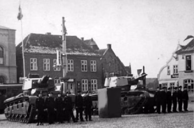 Neubaufahrzeug như là một lô cốt di động hơn là một chiếc xe tăng, khi ngoài tháp pháo chính trang bị pháo 75mm KwK L/24 và pháo đồng trục 37mm KwK L/45, nó còn được trang bị hai tháp pháo phụ có thiết kế gần như những chiếc xe tăng Panzer I với súng máy 7.92mm Maschinengewehr 13/34. Nguồn ảnh: World War.