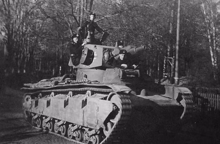  Xe tăng hạng nặng Neubaufahrzeug do Rheinmetall chế tạo có trọng lượng lên đến 23.4 tấn và dài 6.6m, bề ngang của nó gần 2.2m và cao gần 3m. Để vận hành cỗ máy chiến tranh này cần tới kíp chiến đấu gồm 6 binh sĩ. Nguồn ảnh: World War.