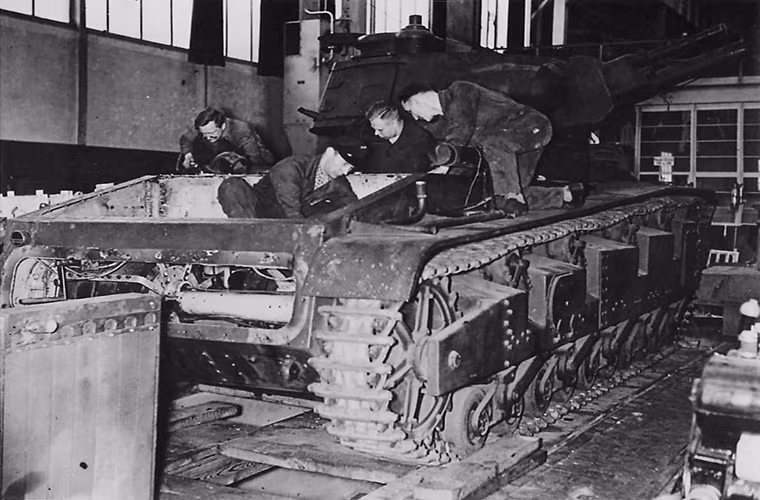 Động cơ chính của Neubaufahrzeug là BMW Va hoặc Maybach HL 108 TR do chúng được phát triển thành nhiều nguyên mẫu khác nhau nên hệ thống động cơ cũng không được cố định. Dù vậy hệ thống động cơ nào của Neubaufahrzeug cũng đều có công suất xấp xỉ 300 mã lực. Nguồn ảnh: World War.