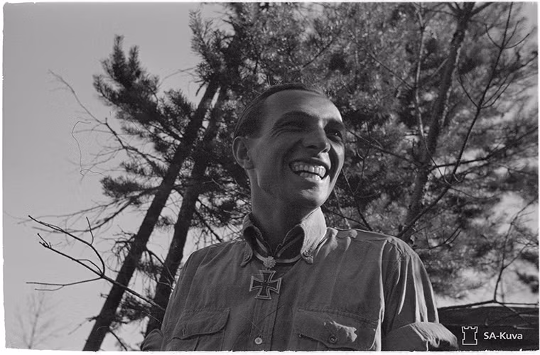 Erich Rudorffer cũng là phi công cuối cùng của Đức nhận được huân chương Thập tự Sắt hạng nhất cùng lá Oak và thanh gươm phần thưởng cao quý dành nhất dành cho các binh sĩ hoặc sĩ quan Đức có thành tích chiến đấu xuất sắc trên chiến trường. Nguồn ảnh: alifrafikkhan.blogspot.