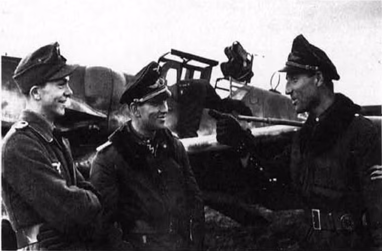 Nằm trong top 5 Ace của Không quân Đức trong CTTG 2 là Wilhelm "Willie" Batz với thành tích 237 lần bắn hạ máy bay đối phương trong tổng số 445 phi vụ ông tham gia và chúng cũng đều đến từ Mặt trận phía Đông. Có một điều đặc biệt là Batz không thuộc một phi đội tiêm kích đánh chặn mà ông thường xuyên hoạt động trong vai trò bay hộ tống cho các phi đội máy bay ném bom của Đức. Nguồn ảnh: Pinterest.