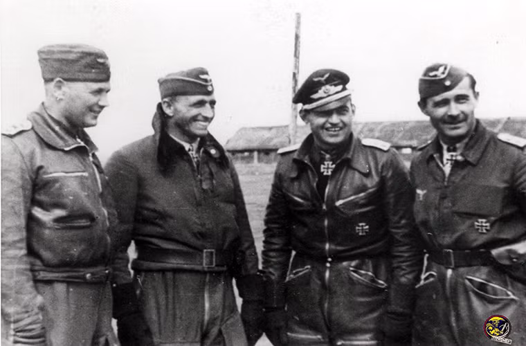 Đứng ở vị thứ 7 là Heinrich Bär - một trong những phi công kỳ cựu của Không quân Đức trong CTTG 2, ông tham gia hầu hết trên các mặt trận từ Bắc Phi, Địa Trung Hải, mặt trận phía Đông cho đến mặt trận phía Tây. Thành tích của Bär cũng thuộc hàng top với 220 lần bắn hạ máy bay đối phương. Nguồn ảnh: World War II Pictures.