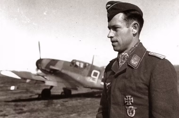 Vị trí thứ 9 thuộc về Heinrich Ehrler với 208 lần lập công chủ yếu ở Mặt trận phía Đông, tuy nhiên càng về sau cuộc chiến Ehrler càng thờ ơ với các chiến thắng của mình điều này cũng dẫn đến việc phi công Ace này thực hiện nhiệm vụ đánh chặn cuối cùng của mình bằng cách lao vào một máy bay ném bom của Mỹ khi chiếc Me Bf 109 của ông đã hết đạn. Nguồn ảnh: Alchetron.