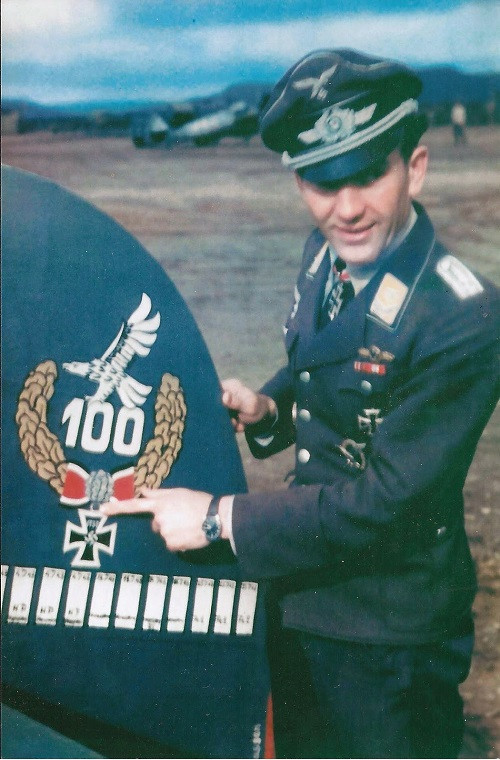 Đứng ở vị trí thứ 10 trong danh sách top Ace của Không quân Đức trong CTTG 2 là Theodor Weissenberger với thành tích bắn hạ 208 máy bay đối phương, ông tham gia Không quân Đức từ năm 1936 và một phi công chiến đấu tình nguyện. Chiến thắng đầu tay của Weissenberger là vào năm 1941 trong một trận không chiến trên bầu trời Na Uy chống lại Không quân Anh. Nguồn ảnh: WW2 Gravestone.