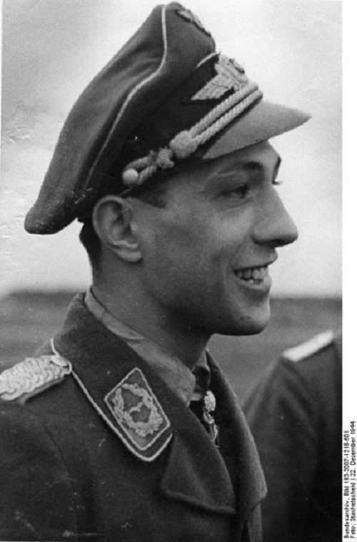 Ở vị trí thứ 6 là Erich Rudorffer với thành tích 222 lần bắn hạ máy bay đối phương và cũng là một trong những Ace quan trọng của Không quân Đức, chiến trường chủ yếu của Rudorffer là ở Mặt trận phía Đông và Ba Lan.