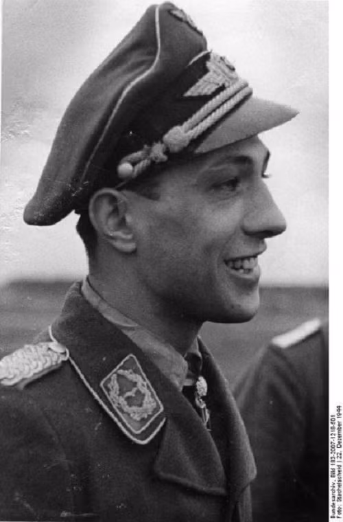 Ở vị trí thứ 6 là Erich Rudorffer với thành tích 222 lần bắn hạ máy bay đối phương và cũng là một trong những Ace quan trọng của Không quân Đức, chiến trường chủ yếu của Rudorffer là ở Mặt trận phía Đông và Ba Lan.