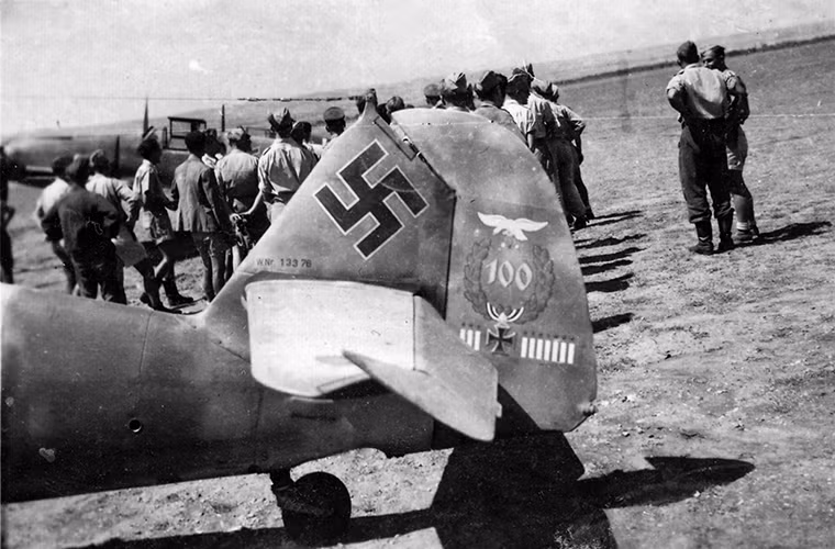 Trong ảnh là chiếc Messerschmitt Bf 109F-4 của Heinrich Bär tham chiến cùng ông ở Mặt trận phía Đông, bản thân Bär cũng là một phi công khá may mắn khi ông bị bắn hạ tới 18 lần nhưng chỉ bị thương 3 lần trong số đó. Sau chiến tranh, Heinrich Bär không bị xử bắn mà chỉ phải đi tù một thời gian trước khi trở lại Tây Đức. Nguồn ảnh: Wikiwand.
