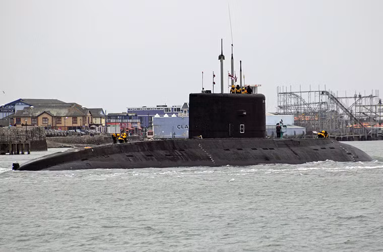 Trong khi đó xung quanh Bangladesh là các quốc gia sở hữu lực lượng tàu ngầm hiện tại và tiên tiến hơn như Ấn Độ và Pakistan. Bản thân Trung Quốc cũng đang muốn bán cho Pakistan ít nhất 8 tàu ngầm diesel-điện thuộc Đề án S-20 một biến thể xuất khẩu của tàu ngầm Type 039A do nước này tự phát triển, do đó hai tàu ngầm Type 035G của Bangladesh khó trở thành một mối đe dọa nào đó trên biển. Nguồn ảnh: Wikimedia.