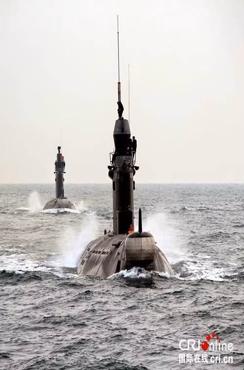 Về thiết kế cơ bản, các tàu ngầm diesel-điện Type 035 của Trung Quốc có lượng giãn nước tối đa hơn 2.100 tấn, dài 76m và được trang bị một động cơ diesel E390ZC-1 có công suất 5.200 mã lực. Thủy thủ đoàn của nó gần 60 người và có khả năng lặn sâu tối đa 300m. Nguồn ảnh: CRI.cn