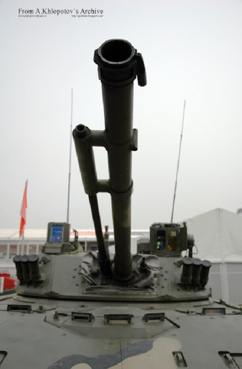 Nếu BMD-4M được trang bị một tháp pháo có người lái thì trên BMD-5 sẽ có một tháp pháo tự động điều khiển từ xa với hệ thống vũ khí tương tự như BMD-4M gồm: một pháo chính 100mm 2A70, một pháo tự động đồng trục 30mm 2A72 và một súng máy đồng trục 7.62mm PKTM. Nguồn ảnh: blogspot.com