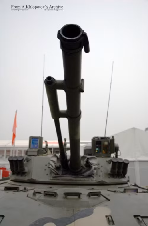 Nếu BMD-4M được trang bị một tháp pháo có người lái thì trên BMD-5 sẽ có một tháp pháo tự động điều khiển từ xa với hệ thống vũ khí tương tự như BMD-4M gồm: một pháo chính 100mm 2A70, một pháo tự động đồng trục 30mm 2A72 và một súng máy đồng trục 7.62mm PKTM. Nguồn ảnh: blogspot.com