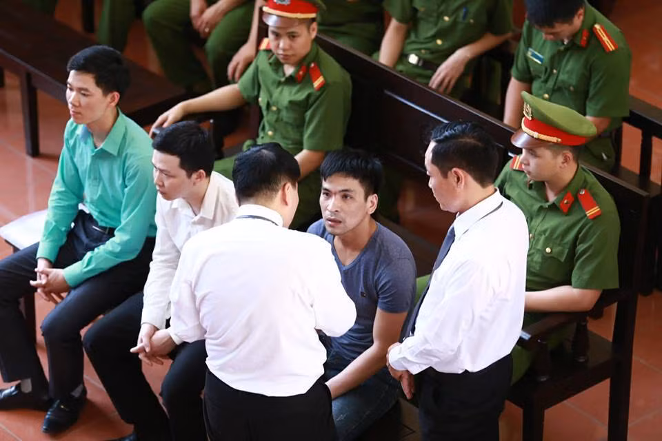 Các luật sư trao đổi với bị cáo trong giờ nghỉ.