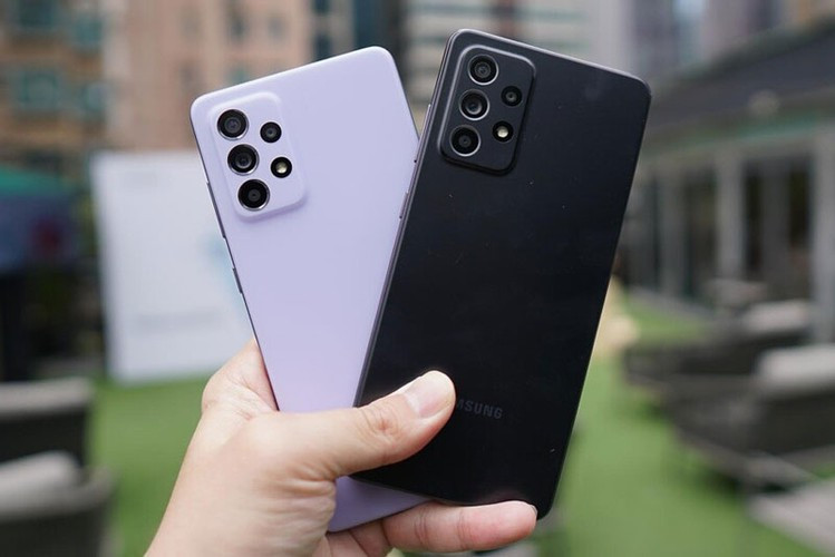 Galaxy A52 5G được trang bị màn hình Super AMOLED kích thước 6,5 inch, độ phân giải Full HD Plus (2.400x1.080 pixel), mật độ điểm ảnh 405 ppi. Màn hình này chia theo tỷ lệ 20:9, độ sáng tối đa 800 nit, bảo vệ bởi kính cường lực Corning Gorilla Glass 5, tần số quét 120 Hz.