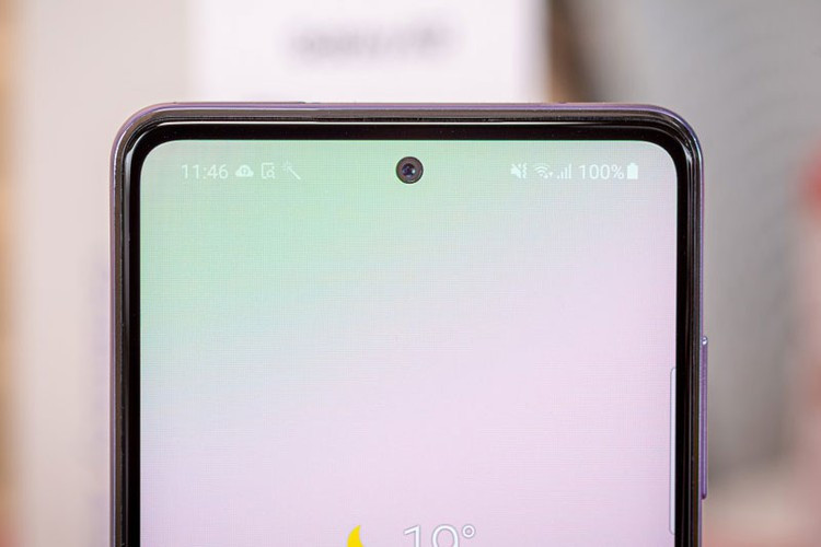 Samsung Galaxy A52 5G có 4 camera sau. Trong đó, cảm biến chính độ phân giải 64 MP, khẩu độ f/1.8 cho khả năng lấy nét theo pha, chống rung quang học (OIS). Ống kính thứ hai 12 MP, f/2.2 với góc rộng 123 độ. Cảm biến chiều sâu và ống kính macro cùng có độ phân giải 5 MP, f/2.4. Galaxy A52 5G có thể quay video 4K tốc độ 30 khung hình/giây. Máy ảnh selfie độ phân giải 32 MP, f/2.2.