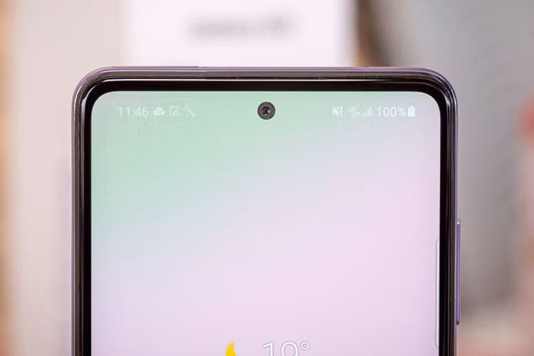 Samsung Galaxy A52 5G có 4 camera sau. Trong đó, cảm biến chính độ phân giải 64 MP, khẩu độ f/1.8 cho khả năng lấy nét theo pha, chống rung quang học (OIS). Ống kính thứ hai 12 MP, f/2.2 với góc rộng 123 độ. Cảm biến chiều sâu và ống kính macro cùng có độ phân giải 5 MP, f/2.4. Galaxy A52 5G có thể quay video 4K tốc độ 30 khung hình/giây. Máy ảnh selfie độ phân giải 32 MP, f/2.2.