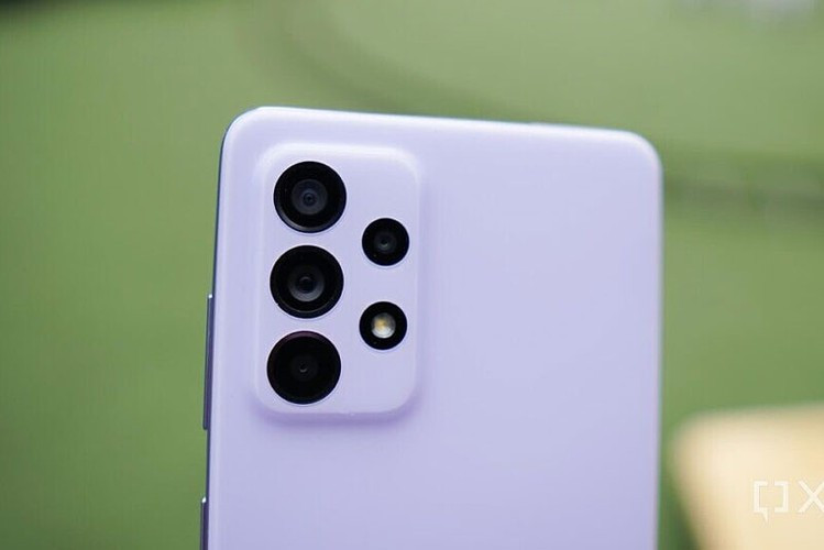 Samsung Galaxy A52 5G được cung cấp sức mạnh bởi vi xử lý Qualcomm Snapdragon 750G 5G (8 nm) với 8 nhân, xung nhịp tối đa 2,2 GHz, GPU Adreno 619. RAM 8 GB/ROM 128 GB, có khay cắm thẻ microSD với dung lượng tối đa 1 TB.