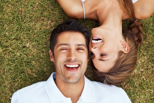 Sử dụng ngón tay rồi vuốt tóc người phụ nữ là một điều rất sexy. "Đi đi, đừng có sờ vào tóc của tôi. Tôi nói nghiêm túc đấy". Đó chắc hẳn là thái độ của hầu hết phụ nữ khi đàn ông làm điều này. Bởi, nhiều phụ nữ luôn chăm chút mái tóc, kể cả khi vào phòng ngủ. Chính vì vậy, họ rất sợ bàn tay chồng làm hỏng những lọn tóc được vuốt mousse kỹ hoặc làm rơi chiếc kẹp xinh trên mái.