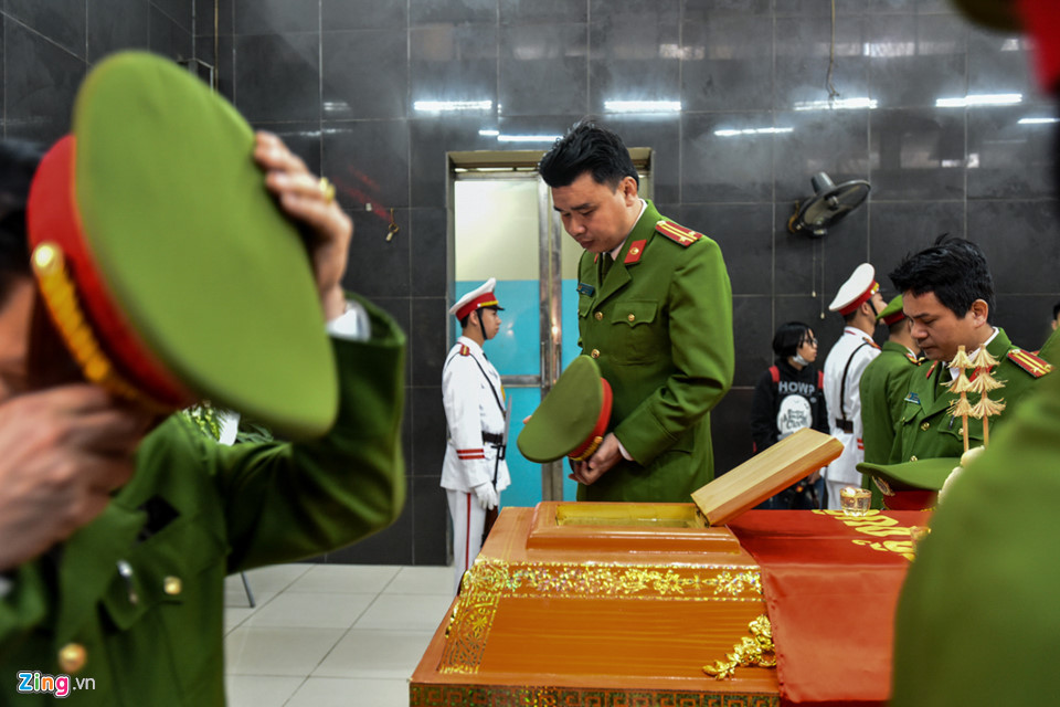 Rất nhiều người lính đã đến tiễn đưa đồng đội của mình.