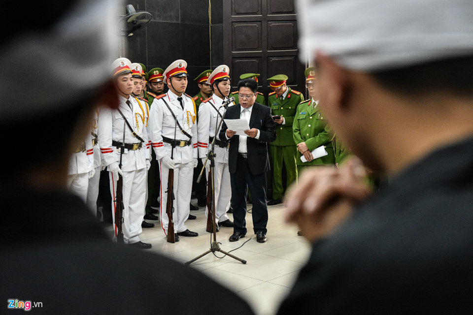 11h30, lễ truy điệu diễn ra. Đại diện gia đình - ông Chử Bá Luân - bác của chiến sĩ Chử Văn Khánh lên đọc lời cảm ơn.
