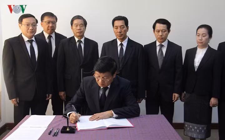 Ghi vào sổ tang, Thủ tướng Lào Thoonglune Sisoulith viết:“ Việc đồng chí Phan Văn Khải từ trần, Đảng, Nhà nước và Nhân dân Việt Nam không chỉ mất đi một nhà lãnh đạo kính yêu mà Đảng và Nhân dân Lào chúng tôi cũng mất đi một người bạn, người đồng chí thân thiết và gần gũi." (Ảnh Mỹ Bình)