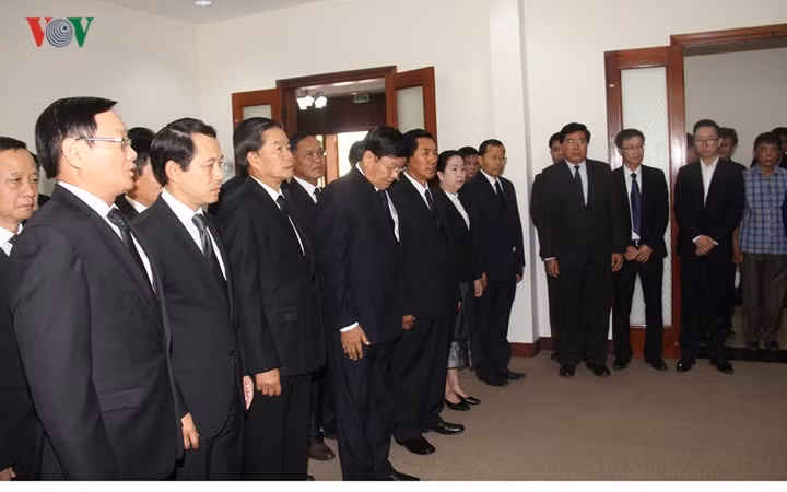 Dẫn đầu Đoàn lãnh đạo cấp cao Lào là thủ tướng Lào Thoonglune Sisoulith. Vòng hoa của Đoàn ghi dòng chữ: “Ban chấp hành Trung ương Đảng Nhân dân cách mạng Lào, Quốc hội nước Cộng hòa dân chủ nhân dân Lào, Chính phủ nước Cộng hòa dân chủ nhân dân Lào và Ủy ban Trung ương Mặt trận Lào xây dựng đất nước vô cùng thương tiếc Đồng chí Phan Văn Khải”. (Ảnh Mỹ Bình)