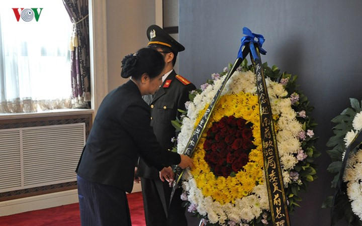 Đại sứ Lào tại Trung Quốc Vandy Boutthasavong đến viếng nguyên Thủ tướng Phan Văn Khải. (Ảnh Hà Thắng- Đinh Tuấn)