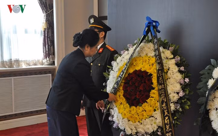 Đại sứ Lào tại Trung Quốc Vandy Boutthasavong đến viếng nguyên Thủ tướng Phan Văn Khải. (Ảnh Hà Thắng- Đinh Tuấn)