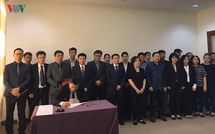 Đoàn cán bộ nhân viên Đại sứ quán và các cơ quan đại diện của Việt Nam tại Lào do Đại sứ Nguyễn Bá Hùng dẫn đầu đến viếng và thắp hương nguyên Thủ tướng Phan Văn Khải. (Ảnh Mỹ Bình)