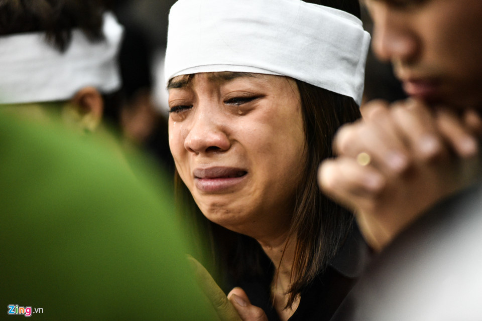 Chị gái của chiến sĩ Chử Văn Khánh khóc nghẹn ngào tại lễ tang.