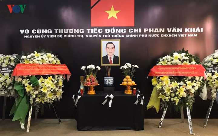 Sáng nay (20/3), Đại sứ quán Việt Nam tại Lào tổ chức Lễ viếng nguyên Thủ tướng Phan Văn Khải. Lãnh đạo Đảng, Nhà nước, Chính phủ và đại diện các bộ ban ngành của Lào, các cán bộ nhân viên Đại sứ quán và các cơ quan đại diện Việt Nam tại Lào đã tham dự lễ viếng. (Ảnh Mỹ Bình)
