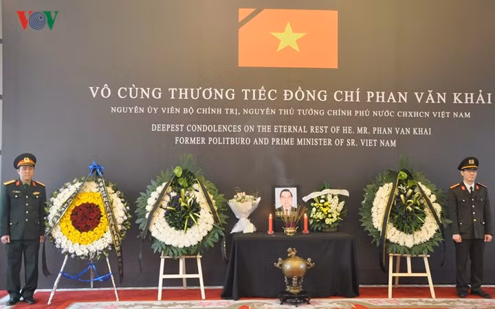 Cũng trong sáng 20/3, Đại sứ quán Việt Nam tại Bắc Kinh đã tổ chức lễ viếng nguyên Thủ tướng Phan Văn Khải. Đại sứ Việt Nam tại Trung Quốc Đặng Minh Khôi cùng toàn thể cán bộ, nhân viên Đại sứ quán và đông đảo đại diện cộng đồng, lưu học sinh Việt Nam tại Trung Quốc tham dự lễ viếng (Ảnh Hà Thắng-Đinh Tuấn)
