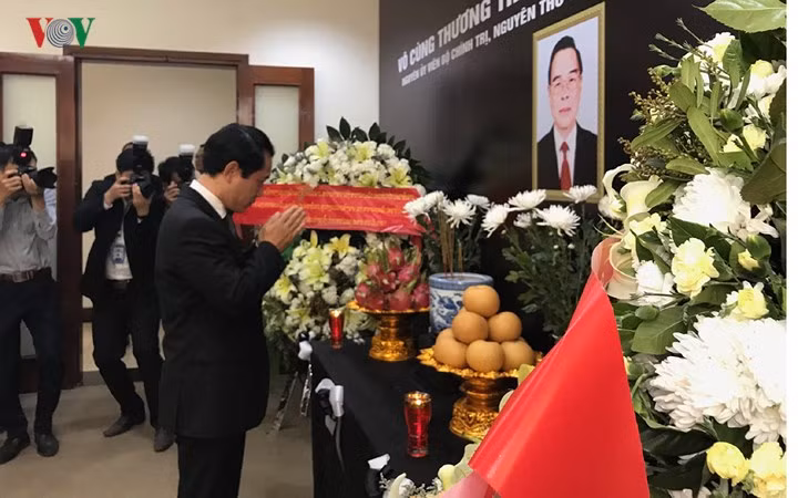 Đoàn Bộ ngoại giao Lào do Bộ trưởng Saleumxau Commasith dẫn đầu viếng nguyên Thủ tướng Phan Van Khải. (Ảnh Mỹ Bình)