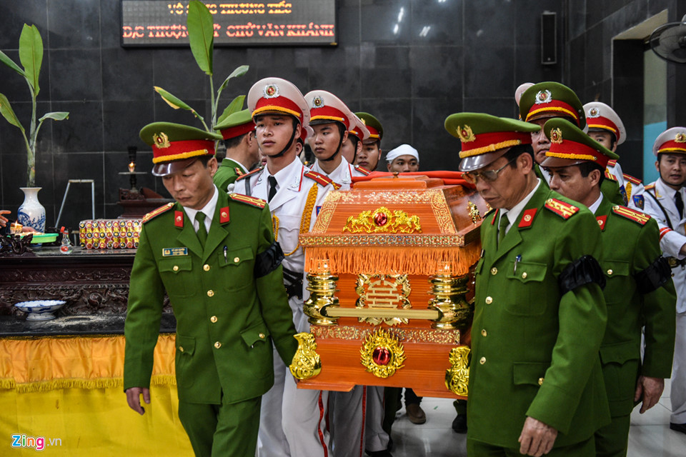 Linh cữu anh được di chuyển về quê nhà để làm đám tang theo phong tục địa phương.