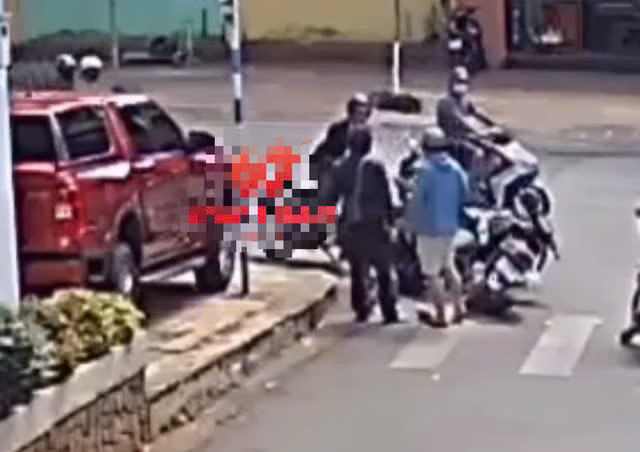 Nam thanh nien nhap vien do bi hanh hung sau va cham giao thong